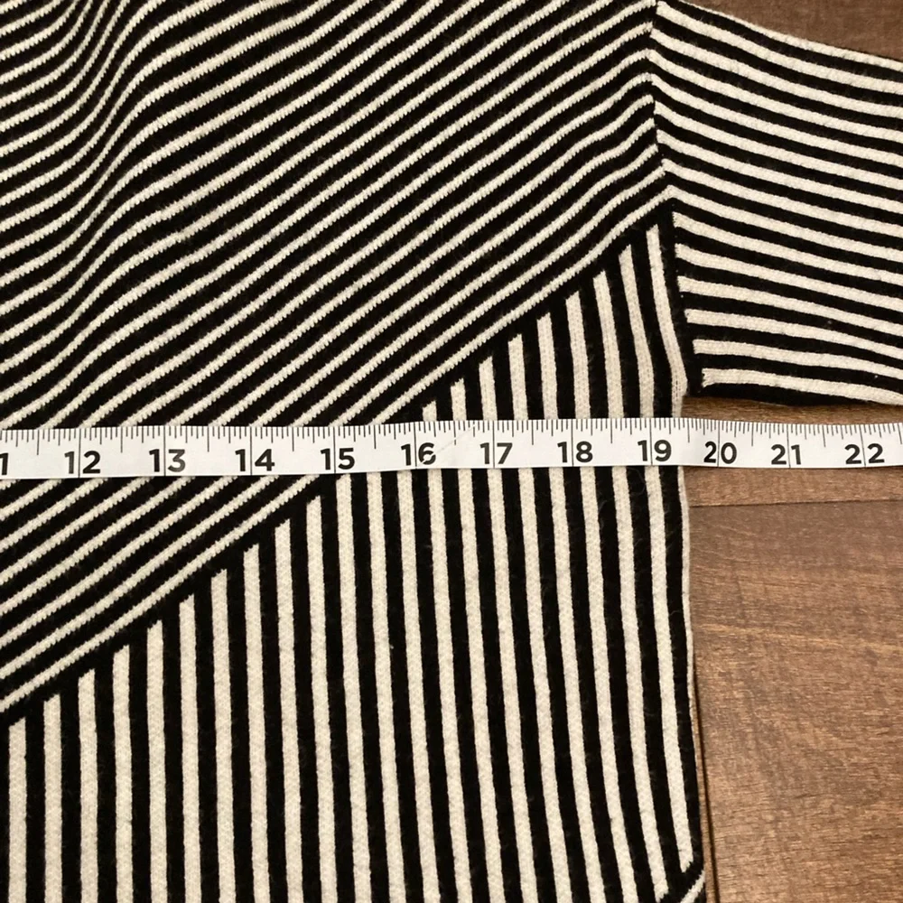 Tahari Mock Neck Sweater Contemporary Black and White Stripes Women’s S - Picture 6 of 8